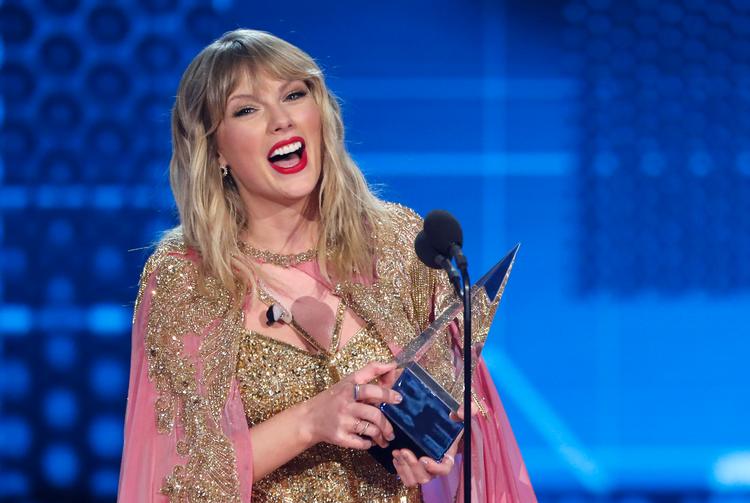En, to tre, nej hele seks priser kunne den 29-årige amerikanske popstjerne Taylor Swift gå hjem med efter prisuddelingen til årets American Music awards.  Foto: Mario Anzuoni/Ritzau Scanpix