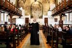 
 Indvandrer- og sognepræst Ellen Margrethe Gylling byder alle de forskellige nationaliteter i menigheden velkommen til international gudstjeneste i Nathanaels Kirke på Amager.
   Foto: Ditte Valente