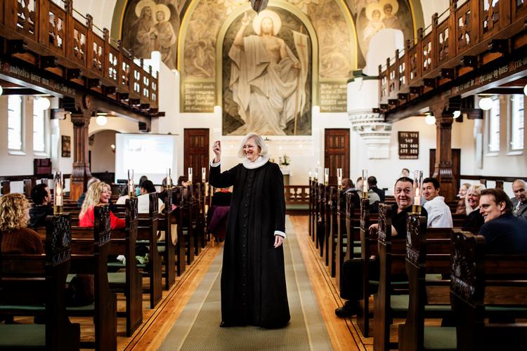 
 Indvandrer- og sognepræst Ellen Margrethe Gylling byder alle de forskellige nationaliteter i menigheden velkommen til international gudstjeneste i Nathanaels Kirke på Amager.
   Foto: Ditte Valente