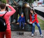 Danmark er et af de sikreste lande at rejse i, og det har mange turister opdaget. H.C. Andersen-statuen på Rådhuspladsen er et af de steder, hvor turisterne ofte foreviger deres tid i København.
    
   Foto: Jens Dresling/POLFOTO