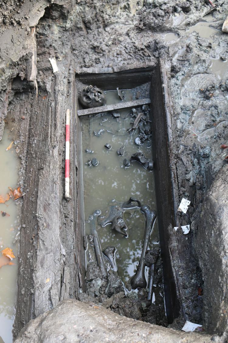 En ligkiste med knogler fra 1700-tallet, var ingen overraskelse for arkæologer, der forventer, at der stadig ligger mange flere kister gemt under mudderet. Foto: Københavns Museum