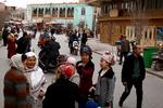Indbyggere på gaden i den gamle bydel i byen Kashgar i Xinjiang-området i Kina. Uighurer udgør flertallet af byens borgere.    Foto: Thomas Peter/Ritzau Scanpix
