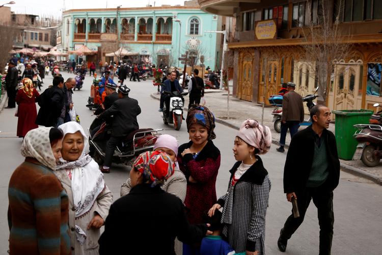 Indbyggere på gaden i den gamle bydel i byen Kashgar i Xinjiang-området i Kina. Uighurer udgør flertallet af byens borgere.    Foto: Thomas Peter/Ritzau Scanpix