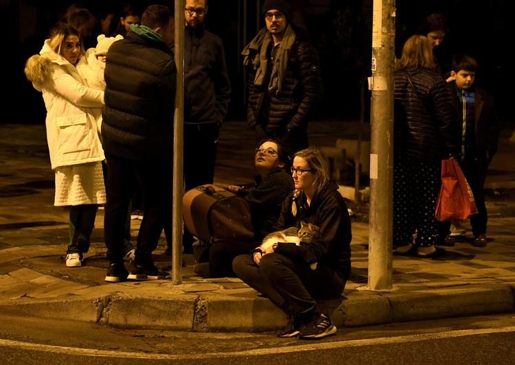 Indbyggere i Tirana har samlet sig udenfor, efter hovedstaden blev ramt af et voldsomt jordskælv. Mindst en person er meldt dræbt.  Foto: Gent Shkullaku/Ritzau Scanpix