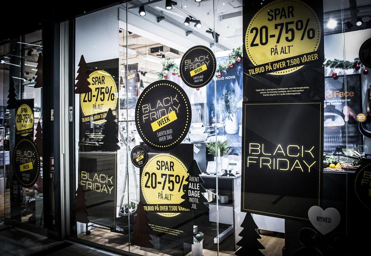 Fredag er såkaldt 'Black Friday', hvor forbrugerne lokkes med billige tilbud og tilbudskup.  Foto: Jonas Olufson