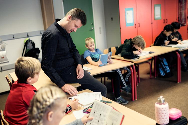 De nationale test viser et overordnet billede af, hvordan det går i folkeskolen. Men som pædagogisk redskab i forhold til den enkelte elev, duer de ikke, vurderer Politikens uddannelsesredaktør, Jacob Fuglsang. (Arkivbillede)

   Foto: Henriette Dæhli/POLFOTO