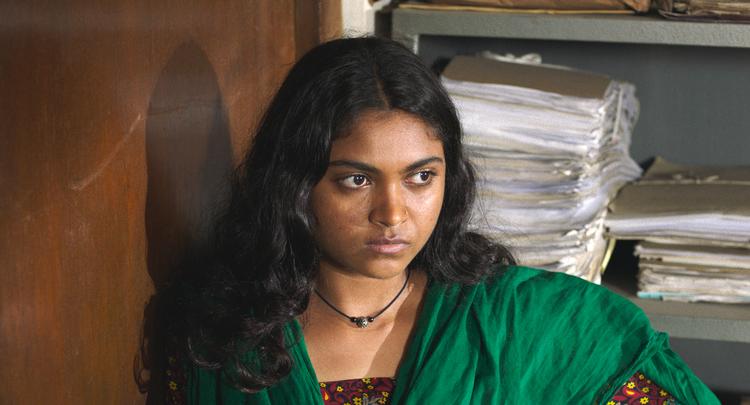'Made in Bangladesh' er en fiktionsfilm baseret på virkelige hændelser. I filmen sætter den unge kvinde Shimu sig op mod religiøs og patriarkalsk kontrol i kampen for bedre vilkår på tøjfabrikkerne.  