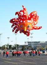 Yayoi Kusama er dette års kunstner på verdens største parade, ’Macy’s Thanksgiving Day Parade’, der foregår i New York 28. november. Foto: Eugene Gologursky/Getty Images for Macy's Inc.