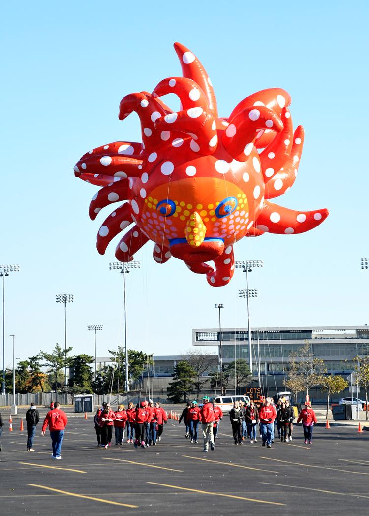 Yayoi Kusama er dette års kunstner på verdens største parade, ’Macy’s Thanksgiving Day Parade’, der foregår i New York 28. november. Foto: Eugene Gologursky/Getty Images for Macy's Inc.