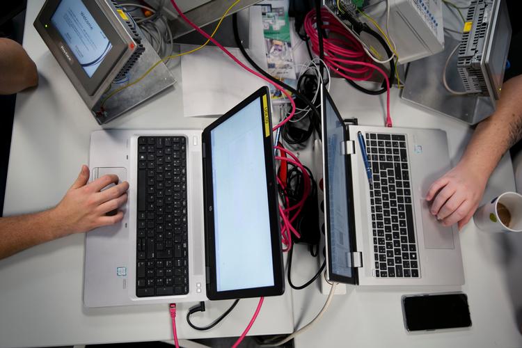 På ZBC i Ringsted kan eleverne læse til automatikteknikere, som arbejder med automatiserede maskiner, der styrer processer og produktion. Vi har spurgt eleverne, hvad det bedste og værste ved uddannelsen er, og hvad de vil bruge den til. Foto: Nima Taheri/POLFOTO