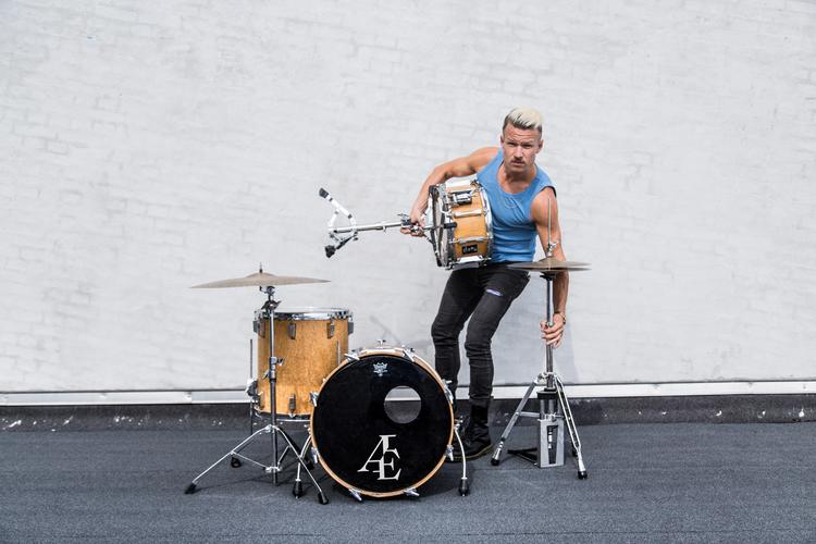 Ni kunstere har fået knap 700.000 kr. for deres musikalske værker. Anton Eger er blandt vinderne, som vandt for sit album 'Æ. Foto: Dave Stapleton