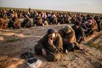 SK forlod angiveligt allerede i 2017 Syrien og Islamisk Stat og er ikke med på dette foto fra februar i år af tilfangetagne mistænkte Islamisk Stat-krigere.
   Foto: Bulent Kilic/Ritzau Scanpix