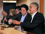 I 2014 spiste Barack Obama og den japanske premierminister Shinzo Abe på Sukiyabashi Jiro, der nu har mistet sine tre michelinstjerner,  fordi restauranten ikke længere er tilgængelig for andre end stamkunder og folk med særlige forbindelser.  Foto: Cabinet Public Relations Office/Ritzau Scanpix