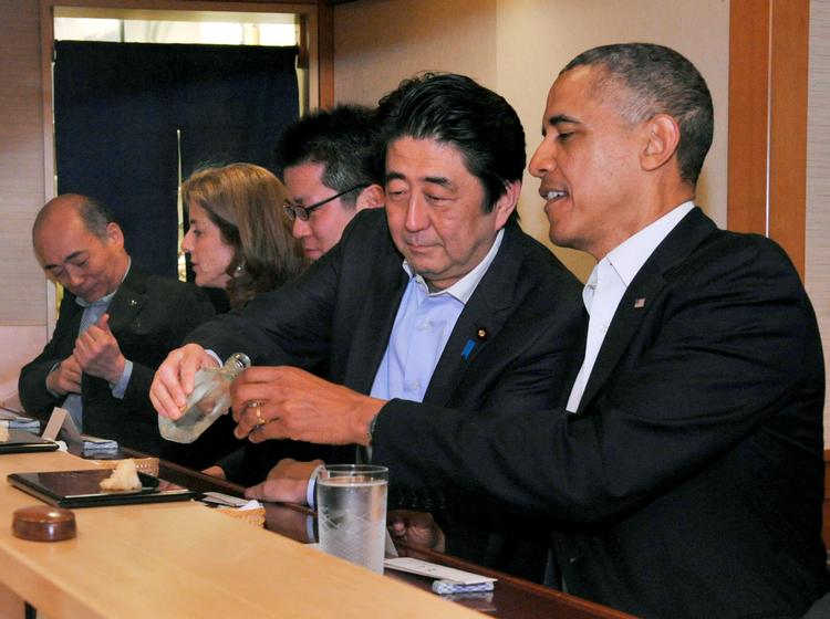 I 2014 spiste Barack Obama og den japanske premierminister Shinzo Abe på Sukiyabashi Jiro, der nu har mistet sine tre michelinstjerner,  fordi restauranten ikke længere er tilgængelig for andre end stamkunder og folk med særlige forbindelser.  Foto: Cabinet Public Relations Office/Ritzau Scanpix