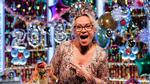 Som vært for Mini-MGP er Silja Okking et overflødighedshorn af positivitet og pailletter. Og de voksne kan også kigge med.  Foto: Magnus Brunebjerg/DR