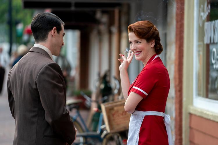 Der smiles og øjes og kurtiseres i Dolly Partons filmiske univers. Det er slet ikke så tosset.  Foto: Netflix