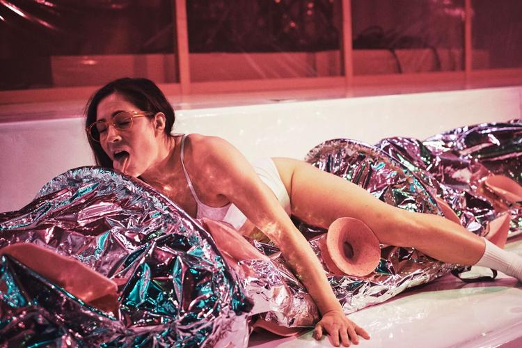 Corny, spillet af Emma Silja Sångren, vrider sig på en kæmpetentakel i teaterstykket 'Katastrofe', der spiller på Teater Momentum frem til 21. december. Pr-foto Martin Høyer Poulsen