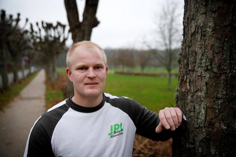 Jeg tænker altid det bedste om folk indtil det modsatte er bevist, men lige når det kommer til penge, skal du ikke stole på andre end dig selv, siger Jesper Pulapa Larsen. Foto: Jens Dresling/POLFOTO
