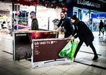 Black friday kom til Danmark for cirka seks år, hvor Kolding Storcenter var blandt de første til at 'fejre dagen'. på billedet slæber kunder varer ud fra Fields sidste år. Foto: Jonas Olufson
