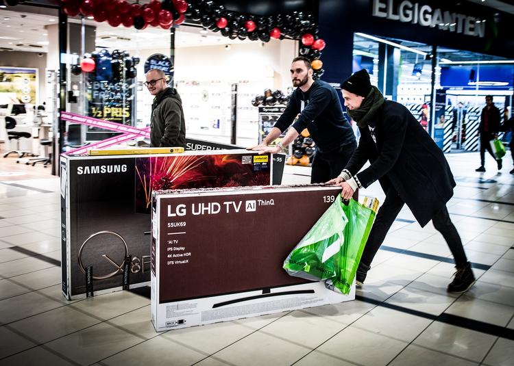 Black friday kom til Danmark for cirka seks år, hvor Kolding Storcenter var blandt de første til at 'fejre dagen'. på billedet slæber kunder varer ud fra Fields sidste år. Foto: Jonas Olufson