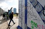 Selv en kort tur til den tyske hovedstad Berlin giver, udover muligheden for at se murmalerier ved East Side Gallery, også et blik ind i hvem man selv er, udenfor de trygge rammer.
   Foto: Fabrizio Bensch/Ritzau Scanpix