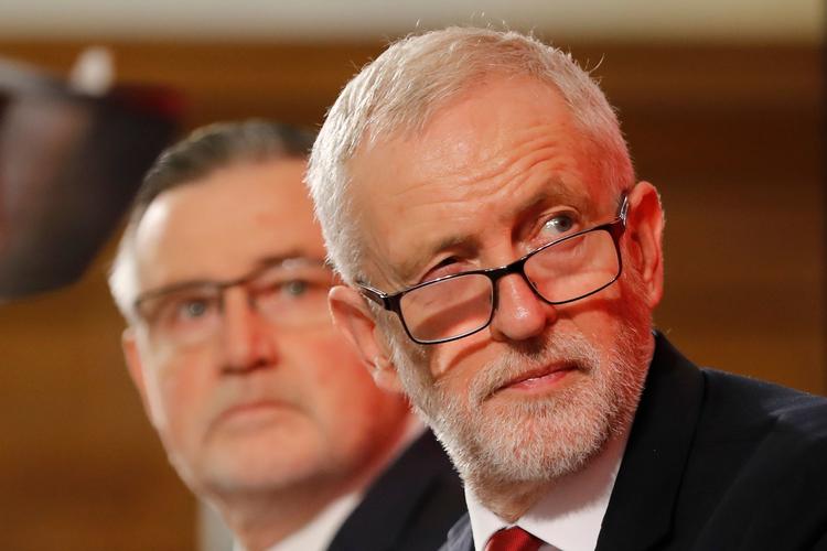 Jeremy Corbyn (th.) på dagens pressemøde.  Foto: Tolga Akmen/Ritzau Scanpix