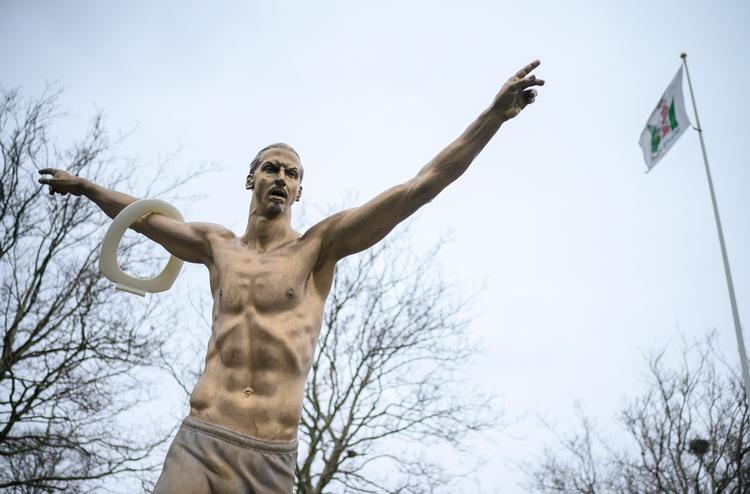 Stemningen i Malmø omkring ikonet Zlatan Ibrahimovic er ikke just positiv efter stjernens investering i Stockholm-klubben Hammarby, og her er hans statue ved Malmö FF's stadion pyntet med et lokumsbræt.  Foto: 50090 Johan Nilsson/tt/Ritzau Scanpix