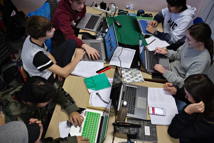 
En af fordelene ved at have mange elever i klasserne er, at det giver økonomisk mulighed for at sætte ind med to lærere i nogle af timerne. 8. klasse har her tysk, hvor de arbejder med at lave en rejsebrochure, som de skal fremlæggge.
   Foto: Martin Lehmann/POLFOTO