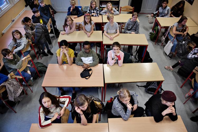 
I 5.v på Øster Farimagsgade Skole i København går der 29 elever. Fordelen er, siger børnene, at der altid er nogen at lege med. Ulempen er larm.
 Foto: Martin Lehmann/POLFOTO