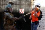 Politiet går hårdhændet til værks og har begået grove overgreb mod demonstranterne, viser ny rapport fra Human Rights Watch.  I alt er 26 dræbte, og 11.564 sårede. Men også flere end 1.900 betjente er såret i konfrontationerne.
   Foto: Rodrigo Garrido/Ritzau Scanpix