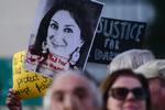 Demonstranter holder et billede af den dræbte journalist  Daphne Caruana Galizia uden for paralmentet i Valletta. Foto: Stringer/Ritzau Scanpix