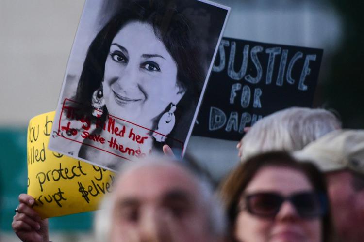 Demonstranter holder et billede af den dræbte journalist  Daphne Caruana Galizia uden for paralmentet i Valletta. Foto: Stringer/Ritzau Scanpix