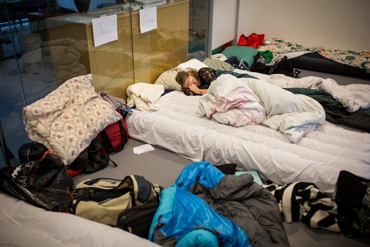 
Efter flere måneders konflikt og næsten en måneds blokade af ledelses- og medarbejdergangen, har dekanatet på det humanistisk fakultet på KU lagt omdiskuteret målplan til side. Alligevel fortsætter de studerende blokaden.   Foto: Jens Hartmann Schmidt/POLFOTO