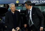 Lucien Favre (tv.) kunne smile, da han hilste på Barcelonas træner Ernesto Valverde, men schweizeren er voldsomt presset i den tyske storklub. 
   Foto: Albert Gea/Ritzau Scanpix