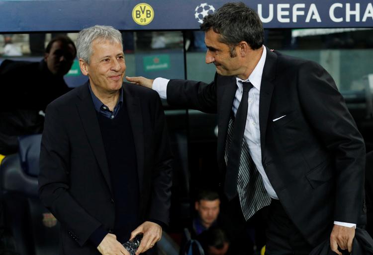 Lucien Favre (tv.) kunne smile, da han hilste på Barcelonas træner Ernesto Valverde, men schweizeren er voldsomt presset i den tyske storklub. 
   Foto: Albert Gea/Ritzau Scanpix
