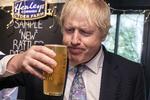 Premierminister Boris Johnson nyder en pint. Foto: Dan Kitwood/Ritzau Scanpix