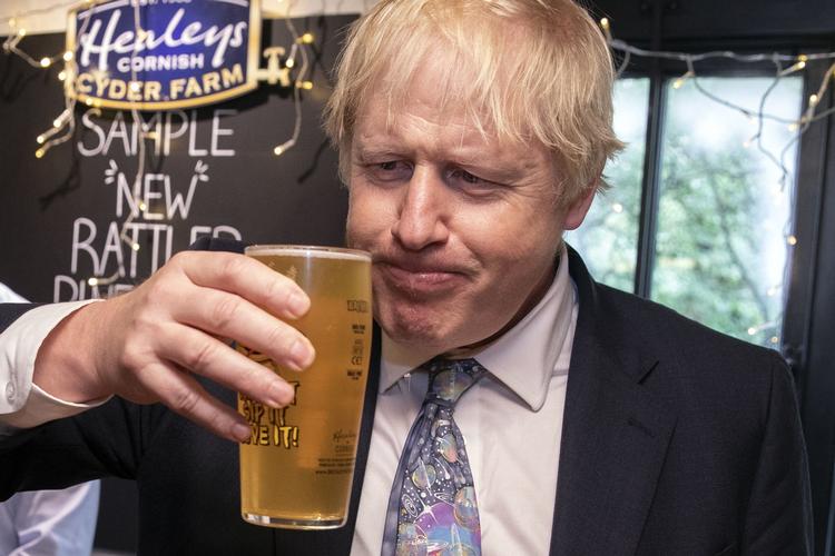 Premierminister Boris Johnson nyder en pint. Foto: Dan Kitwood/Ritzau Scanpix
