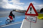 Inderhavnsbroen har vist sig at blive særdeles glat i vådt føre. Trafikløsningerne på Nyhavnsiden kritiseres nu af beboere, der frygter for alvorlige ulykker. Foto: Jens Dresling/POLFOTO