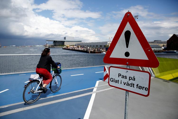 Inderhavnsbroen har vist sig at blive særdeles glat i vådt føre. Trafikløsningerne på Nyhavnsiden kritiseres nu af beboere, der frygter for alvorlige ulykker. Foto: Jens Dresling/POLFOTO