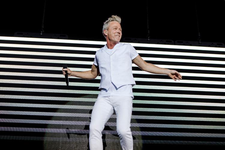 Thomas Helmig spiller på næste års Roskilde Festival, hvor han giver koncert på festivalens største scene.  Her ses han i koncert på sidste års udgave af Jelling Festival. Foto: Per Lange/POLFOTO