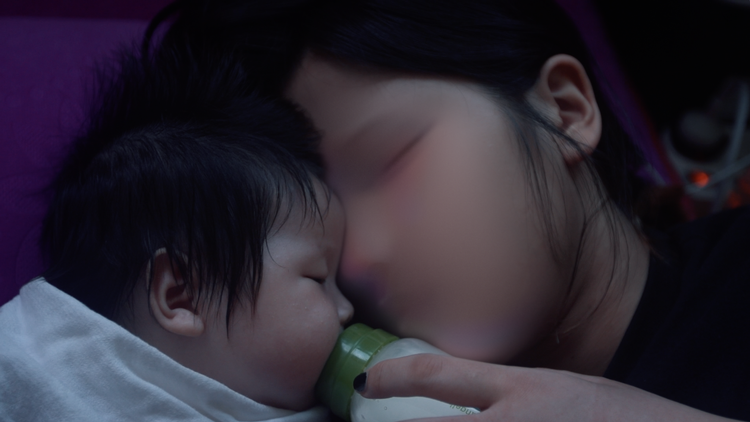 Instruktør Sun Hee Engelstofts er adopteret fra Sydkorea, og hun leder efter svar på, hvorfor så mange adoptivbørn kommer derfra. Svarene hun finder, er relevant for mange andre end hende selv.    