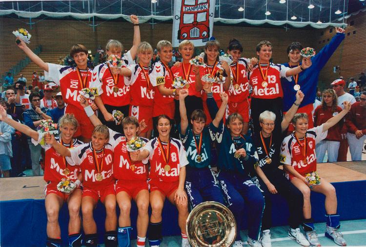 EM-guldet i Tyskland blev det første i en lang række medaljer til dansk kvindehåndbold. På billledet ses (bagerst fra venstre) Marlene Jensen, Tonje Kjærgaard, Rikke Solberg, Heidi Astrup, Gitte Sunesen, Anja Byrial Hansen, Anne Dorthe Tanderup, Susanne Boilesen, og Anja Andersen. Siddende fra venstre: Janne Kolling, Conny Hamann, Camilla Andersen, Marianne Florman, Lene Rantala, Susanne Munk Lauritsen, Ulrik Wilbek og Anette Hoffmann.  Foto: Lars Poulsen