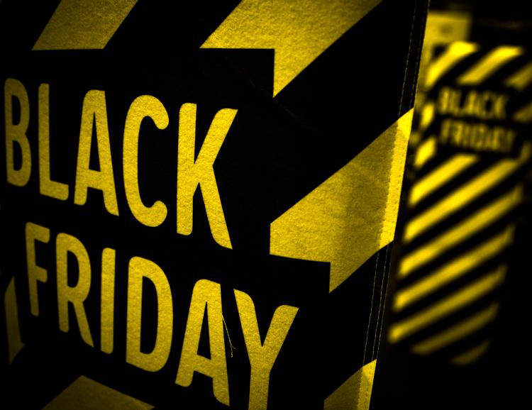 Det kommercielle amerikanske fænomen Black Friday, som falder på fredagen efter Thanksgiving, altså fredagen efter den fjerde torsdag i november, har også ramt Danmark.     