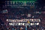 Til kampen mellem ærkerivalerne Lazio og Roma 29. november 1998 havde Lazio Ultras et banner med, hvor der stod: "Auschwitz er dit hjemland, ovnene er dit hjem".  Billedet er stadig aktuelt i Italien og i Lazio, der kæmper med utallige sager om racisme og diskrimination i fodbold. (AP Photo/Plinio Lepri) Foto: Plinio Lepri/Ritzau Scanpix