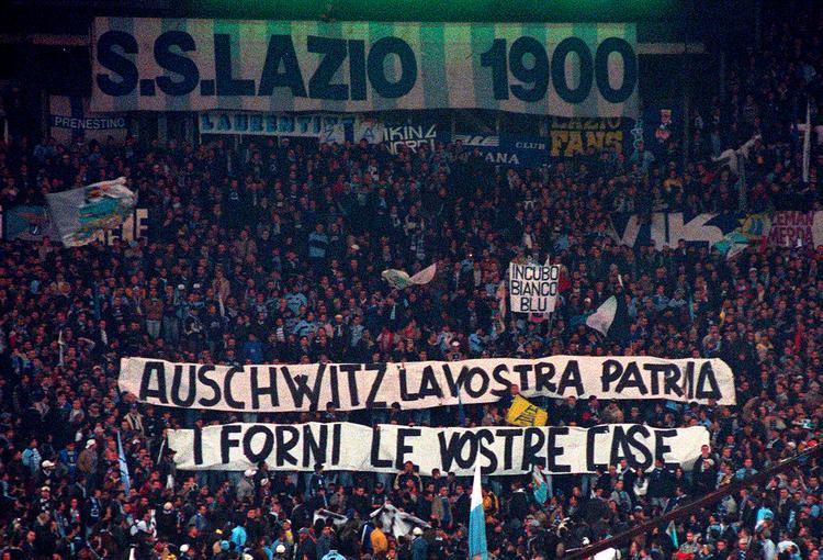 Til kampen mellem ærkerivalerne Lazio og Roma 29. november 1998 havde Lazio Ultras et banner med, hvor der stod: "Auschwitz er dit hjemland, ovnene er dit hjem".  Billedet er stadig aktuelt i Italien og i Lazio, der kæmper med utallige sager om racisme og diskrimination i fodbold. (AP Photo/Plinio Lepri) Foto: Plinio Lepri/Ritzau Scanpix