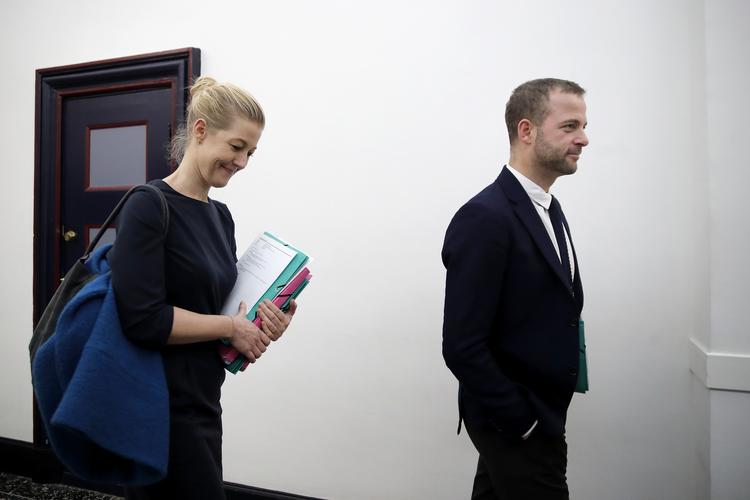 Radikales Sofie Carsten Nielsen og Morten Østergaard på vej til finanslovsforhandlingerne tidligere på ugen. 
   Foto: Jens Dresling/POLFOTO