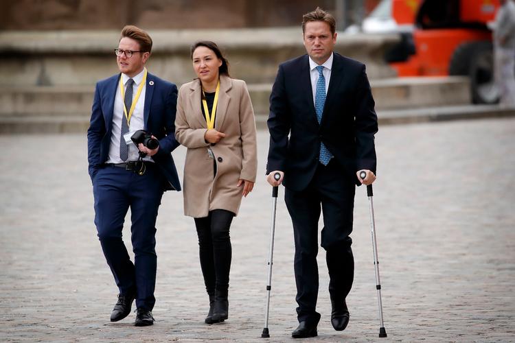 Marcus Knuth (til højre) på vej til gudstjeneste i Christiansborg Slotskirke før Folketingets åbning.  Venstrepolitikeren, der nu er gået til Konservative, fik en ny hofte i september.   Foto: Jens Dresling/POLFOTO