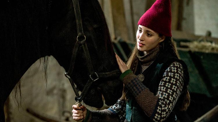 Tinka (Josephine Chavarria Højbjerg) må kæmpe sig igennem 24 lange juledage for at tilegne sig titlen som regent i TV 2's julekalender. 