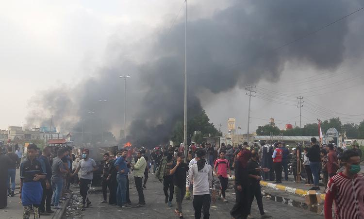 Igen i dag er der sammenstød mellem demonstranter og sikkerhedsstyrker i Irak - her i byen Nassiriya. Foto: Stringer/Ritzau Scanpix