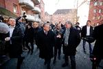 I alt otte ministre med statsminister Lars Løkke Rasmussen (V)  i spidsen mødte op sidste år i Mjølnerparken på Nørrebro i København for at fremlægge regeringens ghettoudspil. Organisationsformand Jan Hyttel (til højre) viste rundt. 
   Foto: Jens Dresling/POLFOTO